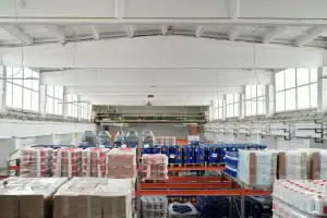 仓库内部堆放整齐的货物和托盘，展示拼箱货物存储场景