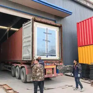工人现场监督装柜操作，集装箱货物装载进卡车车厢