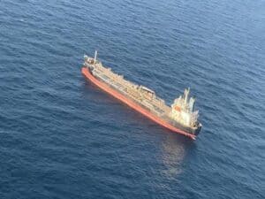Oil tanker ship navigating the open sea, representing global logistics and maritime freight services by China Vast Logistics.