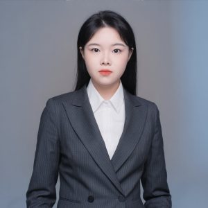 Chinese businesswoman in formal attire representing China Vast Logistics for global logistics and freight forwarding services.