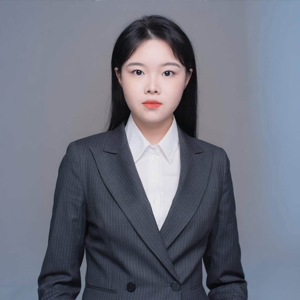 Chinese businesswoman in formal attire representing China Vast Logistics for global logistics and freight forwarding services.