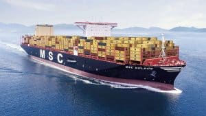MSC集装箱船在海上航行，甲板堆满集装箱