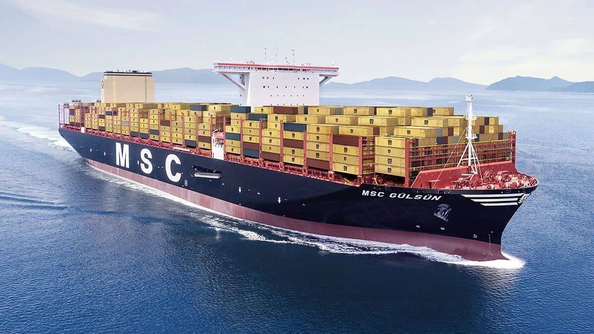 MSC集装箱船在海上航行，甲板堆满集装箱
